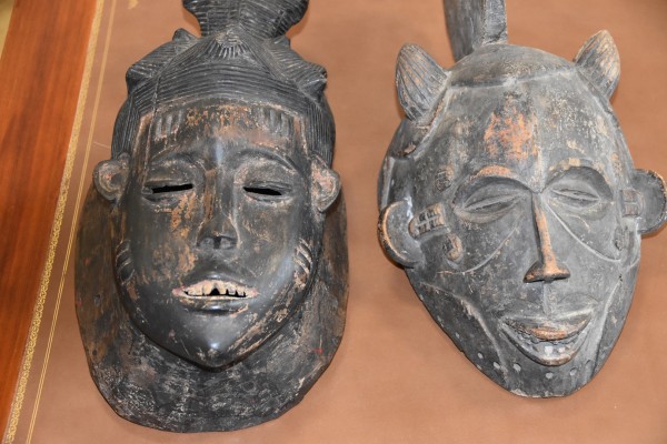 Zwei afrikanische Masken, 19./20. Jahrhundert. Aus hellem Holz geschnitzt, schwarz gefärbt und an einzelnen Stellen abgeblättert. Vereinzelte Altersschäden (Risse an der Seite).