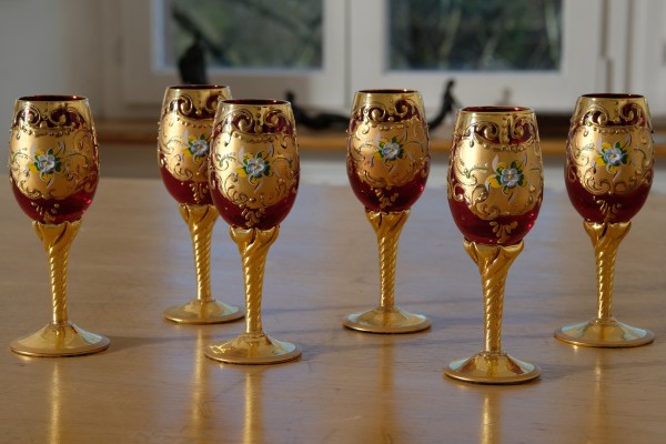 Sechs Weingläser Murano, Trefuochi, originale venezianische Weingläser, rubinrotes Glas, Blattgold emailliert, mit dreidimensionalen Blumenmotiven verziert, Stiel gedreht, Fuß und Stiel golden, 13 cm hoch, 6 Stück, wohl 1940er Jahre