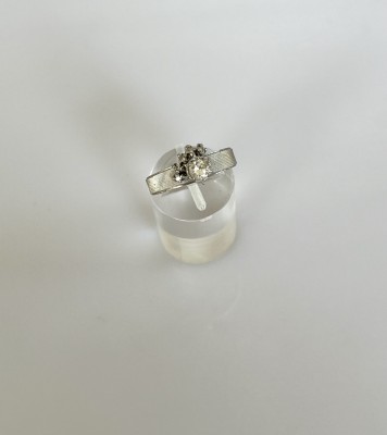 Brillant Ring, der größte Brillant um 0,24ct, insgesamt um 0,26 ct, 585 Weißgold, Größe 56.
