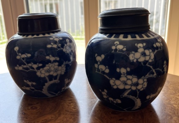 Zwei Ginger Jars „Gebrochenes Eis und Prunus“, frühes 20. Jahrhundert, China.
