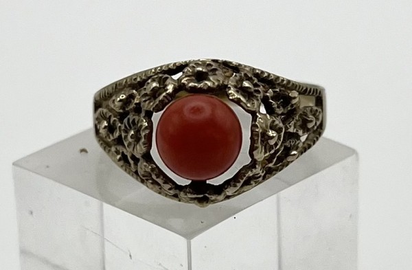 Goldring mit Koralle, 333er Gelbgold, Größe 55. Mittig gesetzte Koralle von Blütendekor gefasst. 2,36g.