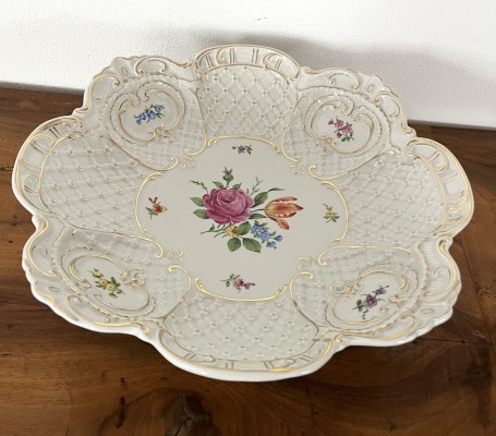 Schierholz Präsentierschale, Handmalerei in floralem Design. Im Spiegel ein großes Blumenbouquet, fein dekorierter, erhabener Rand in Korboptik, sowie Goldstaffage.