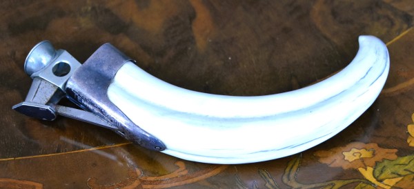 Zigarrenschneider, wohl Wildschweinhauer, Mechanismus Sterling Silber.