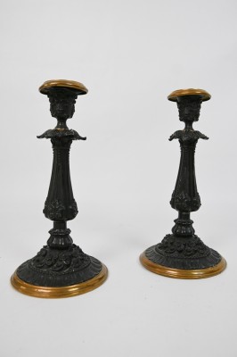 Paar Kerzenleuchter, aus Zinkdruckguss, um 1870.
