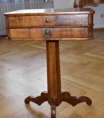 Nähkästchen mit kleinen Schubladen, auf dreibeinigem Stand, Nussholz.