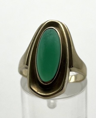 Goldring mit ovalem Chrysopras, 333er Gelbgold, Größe 57. 3,62g.