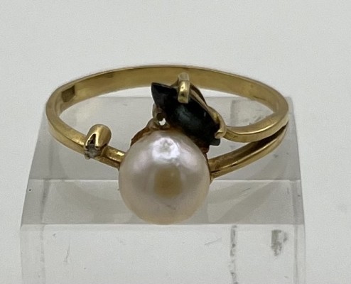 Goldring mit geometrischen Formen, 585er Gelbgold, Größe 53. Goldring mit mittig gesetzter Perle, darüber grüner Stein in Blattform. Daneben ein kleiner Kristall. 1,98g.