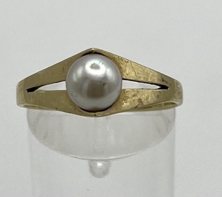 Goldring mit Perle, 585er Gelbgold, Größe 61. Goldring mit dreieckiger Spitze, auf der eine Perle sitzt. 3,28g.