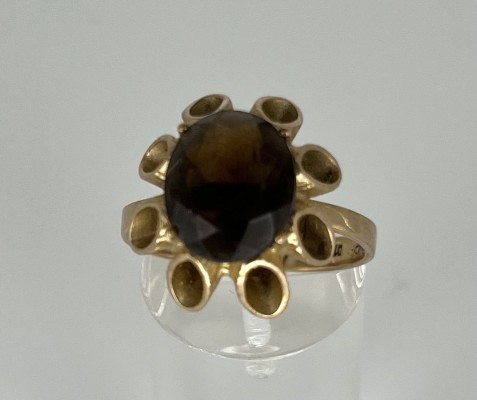 Ring mit Rauchquarz im Blütendekor, Gelbgold 333 (punziert).