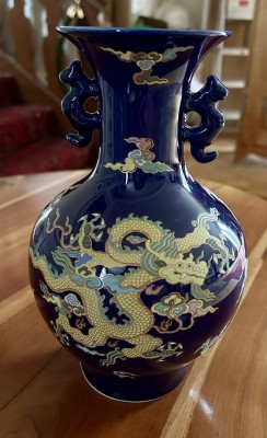 Vase mit weitem Schaft und Drachenhenkeln, China.