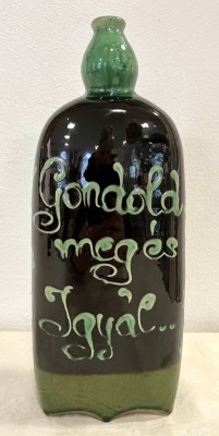Schnapsflasche, Keramik aus Ungarn, 20. Jahrhundert.