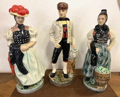 Karlsruher Majolika, Trachtenfiguren, Modelle Anton Kling: 