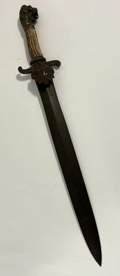 Hirschfänger mit geschnitztem Löwenkopf aus Bronze, Horngriff, im Rokoko-Stil.