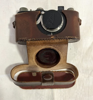 Leica Kamera im Lederschuber, 1940er Jahre, Vintage.