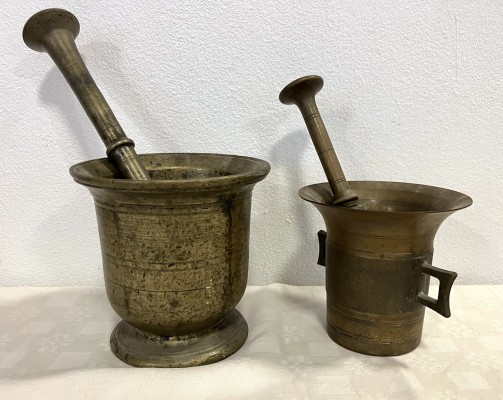 Mörser mit Pistill, zwei Stück, Messing. Beide mit zwei seitlichen Handhaben.