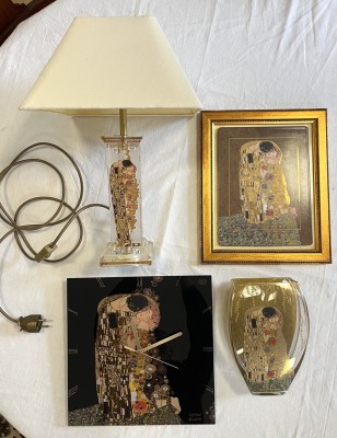 Klimt, Gustav (1862-1918) Konvolut, bestehend aus einer Vase, einer Lampe, einer Wanduhr, einer Keramikplatte und einem Bild. Darstellung von 