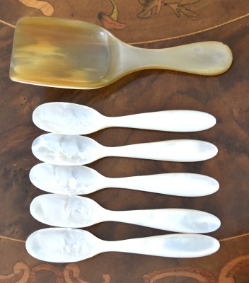 Kaviarbesteck-Set, bestehend aus sechs Teilen.