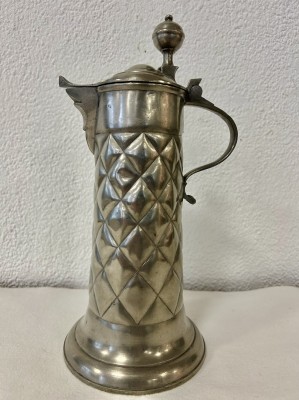 Krug mit Rautendekor und Ausguss aus Zinn, 18. Jahrhundert.