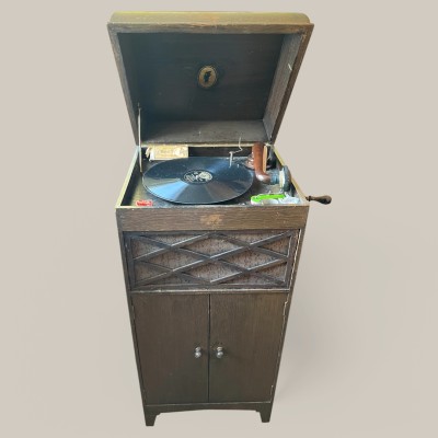 Grammophon mit extra Nadeln, 20. Jahrhundert.