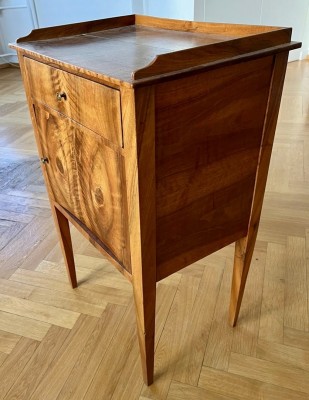 Biedermeier-Nachttischkommode, Nussbaum.