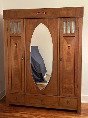 Spätbiedermeier-Schrank, um 1880, Kirschholz, Wurzelholz-Intarsien.