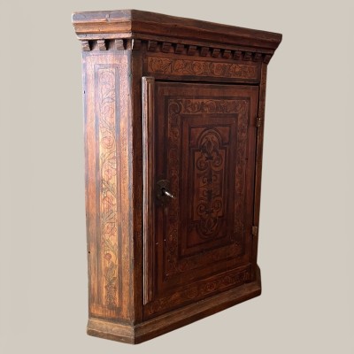 Eckschrank, Barock, bemaltes Weichholz.