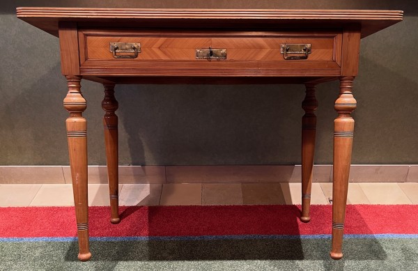 Biedermeier-Damenschreibtisch mit Schublade und einem Stuhl, um 1880, Kirschholz.