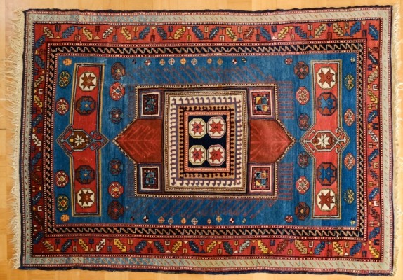 Kaukasischer Teppich, mit kräftigem, blauen Feld, um 1970.
