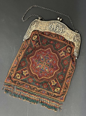 Perlentasche mit Verschluss aus Silber 800 (punziert).