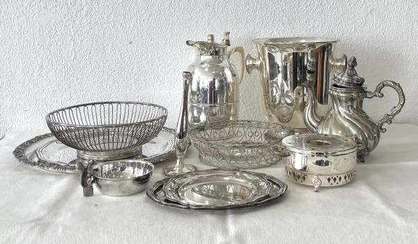 Versilbertes Konvolut, elf-teilig. Bestehend aus zwei versilberten Kannen, einem Kübel, zwei Platzteller, zwei Unterteller, eine Schale mit Eichhörnchen-Griff, einer Teelichtdose, einer kleinen Vase und zwei Drahtkörben.