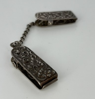 Zwei Serviettenclips, Silber (getestet). Vegetabiles Dekor