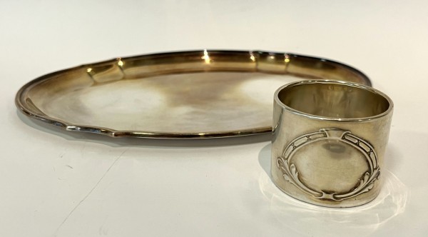 Silbertablett und Serviettenring, 800 Silber.