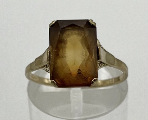 Goldring mit Rauchquarz, 333 Gelbgold, Größe 56. Rechteckiger Rauchquarz in Gold-Fassung. 1,77g.