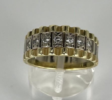 Ring im Wellendekor, besetzt mit sieben kleinen Brillanten, bicolor, Gelbgold / Weißgold 585 (punziert).