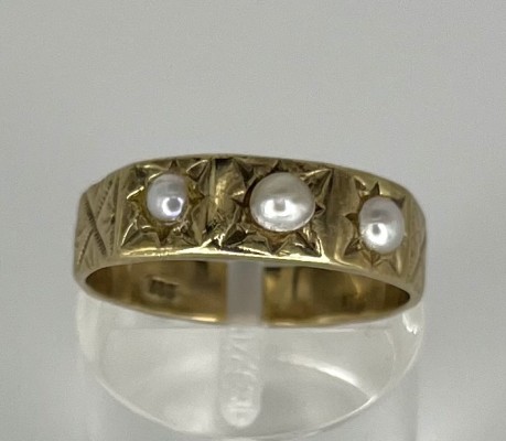 Ring mit drei kleinen Perlen, Gelbgold 333 (punziert).