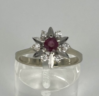 Rubin-Ring in Blütenform, umgeben von sechs Brillanten, Weißgold 750 (punziert).