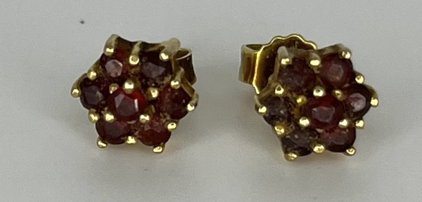 Granat-Ohrstecker in Blütenform, Gelbgold 585 (punziert).