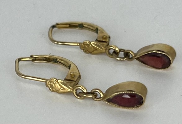 Granat-Ohrhänger mit beweglichem Teil, Gelbgold 333 (punziert).