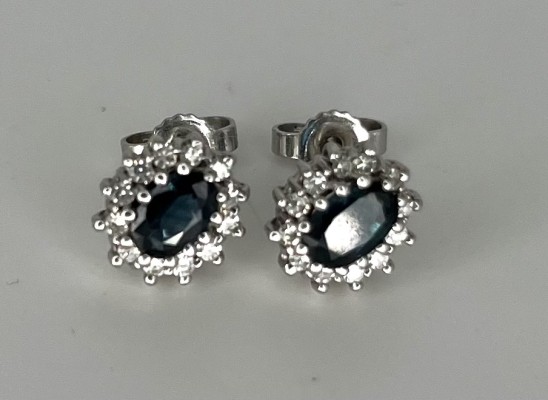 Ohrstecker besetzt mit Saphir und kleinen Brillanten, Weißgold 585 (punziert).