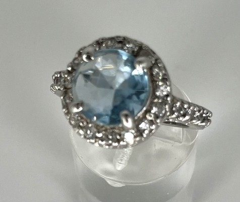 Ring besetzt mit großem Aquamarin im Round-Schliff, sowie 24 Brillanten, Weißgold 585 (punziert).