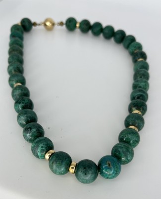 Achat-Collier mit 32 Achat-Kugeln in schönem Grün, Verschluss Gelbgold 585 (punziert).