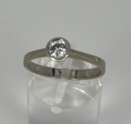 Solitärring mit Brillant in schöner Farbigkeit, Weißgold 585 (punziert).