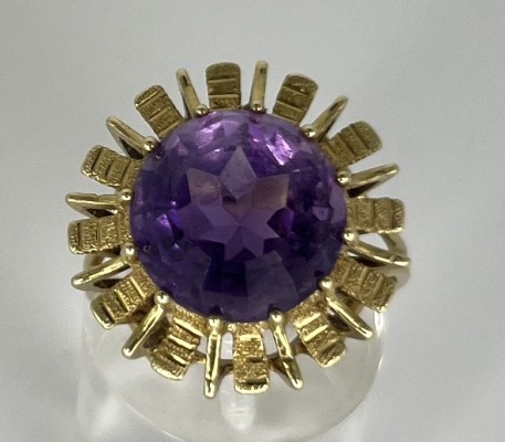 Amethyst-Ring in prunkvoller Ausstattung, Gelbgold 585 (punziert und getestet).
