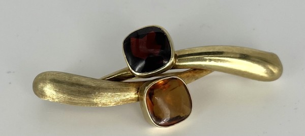 Brosche mit Citrin und Granat besetzt, Gelbgold 585 (punziert).