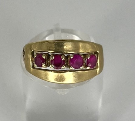 Ring mit vier pinkfarbenen Rubinen besetzt, Gelbgold 585 (punziert).