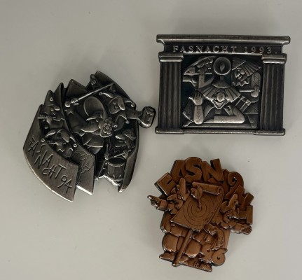 Drei Fasnacht-Anstecker, 1990er.