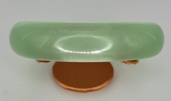 Armreif aus Jade, wunderschönes, helles Grün.