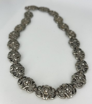 Silber-Kette mit beweglichen Gliedern in Form von Blumenornamenten, Silber 835 (punziert).