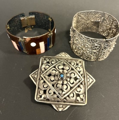 Schmuck-Konvolut: Zwei Armbänder und ein Anhänger / Gürtelschnalle.