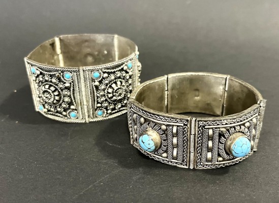 Zwei antike Armbänder mit Türkis-Besatz, Silber.